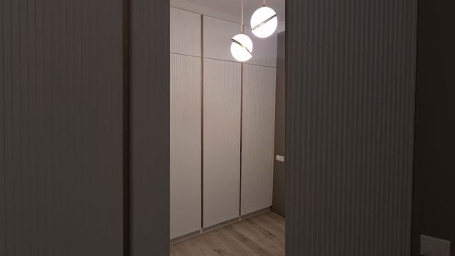 ультра современные шкафы с реечными фасадами по дизайн проекту от https://drevodeco.ru/ смотреть онлайн