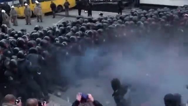 БЕРКУТ НА МЯСО!!! Штурм Администрации Президента Украины 01 12 2013 смотреть онлайн