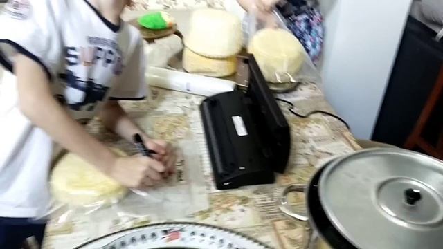 Лиза?Пакуем сыр на созревание? Наш сыр в разрезе? Масло от плесени на сыре? Коровки ??? смотреть онлайн