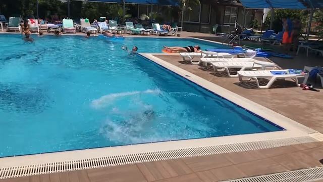 Учусь делать сальто в бассейн