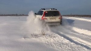 вольво хс70 по снежной целине.