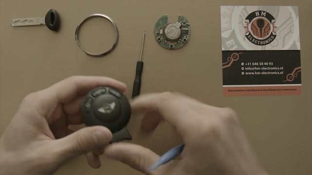 Mini Cooper - How to replace car key cover смотреть онлайн