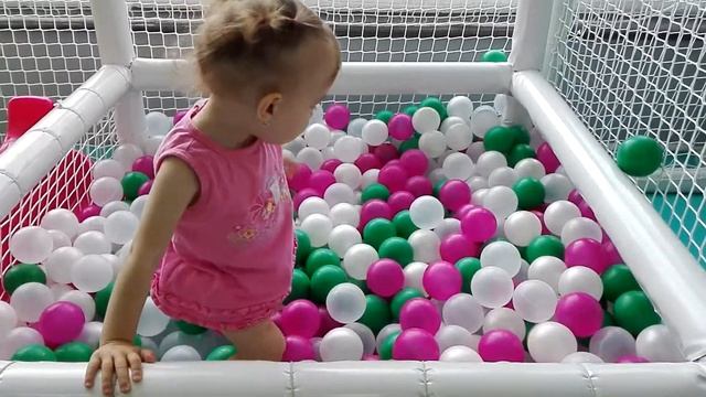Loptice Indoor Playground Family Fun Color Balls Cutest Girl смотреть онлайн
