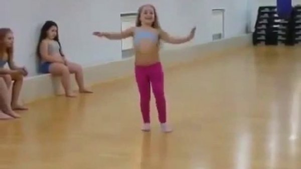 Маленькая девочка просто супер танцует. Видео