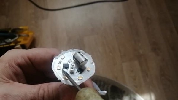 Ремонт светодиодного светильника. Плата от лампочки вместо драйвера.