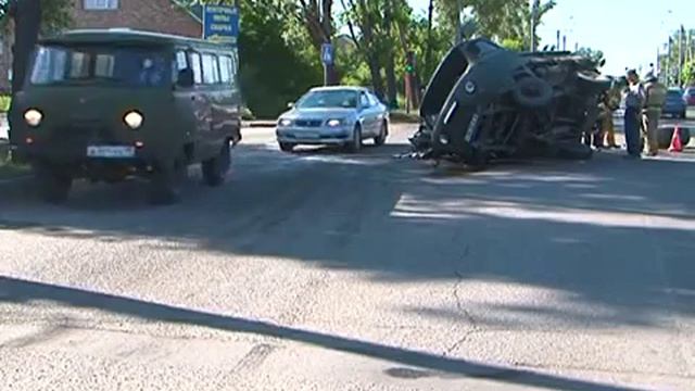 В Абакане на улице перевернулся автомобиль смотреть онлайн