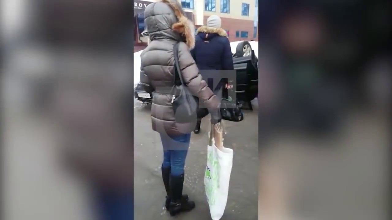 Land Rover прыгнул с 3 этажа паркинга торгового центра смотреть онлайн