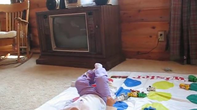Sam Playing Twister смотреть онлайн