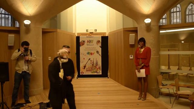 Sagrada Familia Arts Gaudi: Actuacions de música, ventrilòquia, pallassos... смотреть онлайн