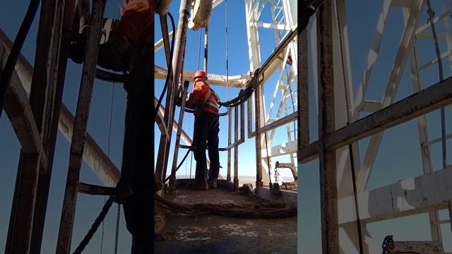 Буровой, работа верхового помбура.#бурение #помбур #казахстан смотреть онлайн