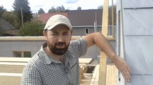 Установка стропильной системы двускатной мансардной крыши в доме из газобетона