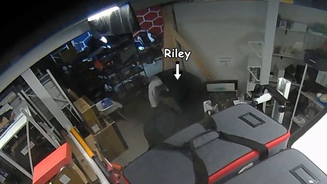 Linus CHEATS at Hide-And-Seek!!! смотреть онлайн