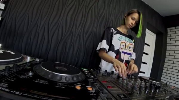 Miss Monique - MiMo Weekly Podcast #2 21.09.2018 [Progressive Music] [vDpSnC1duYs].mp4