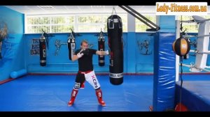 Отработка серий ударов на боксерских грушах RDX