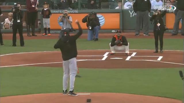 SD@SF: Warriors' Festus Ezeli throws out first pitch смотреть онлайн