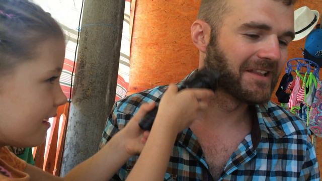 Дети играют в парикмахеров Бреют бороду папе смотреть онлайн