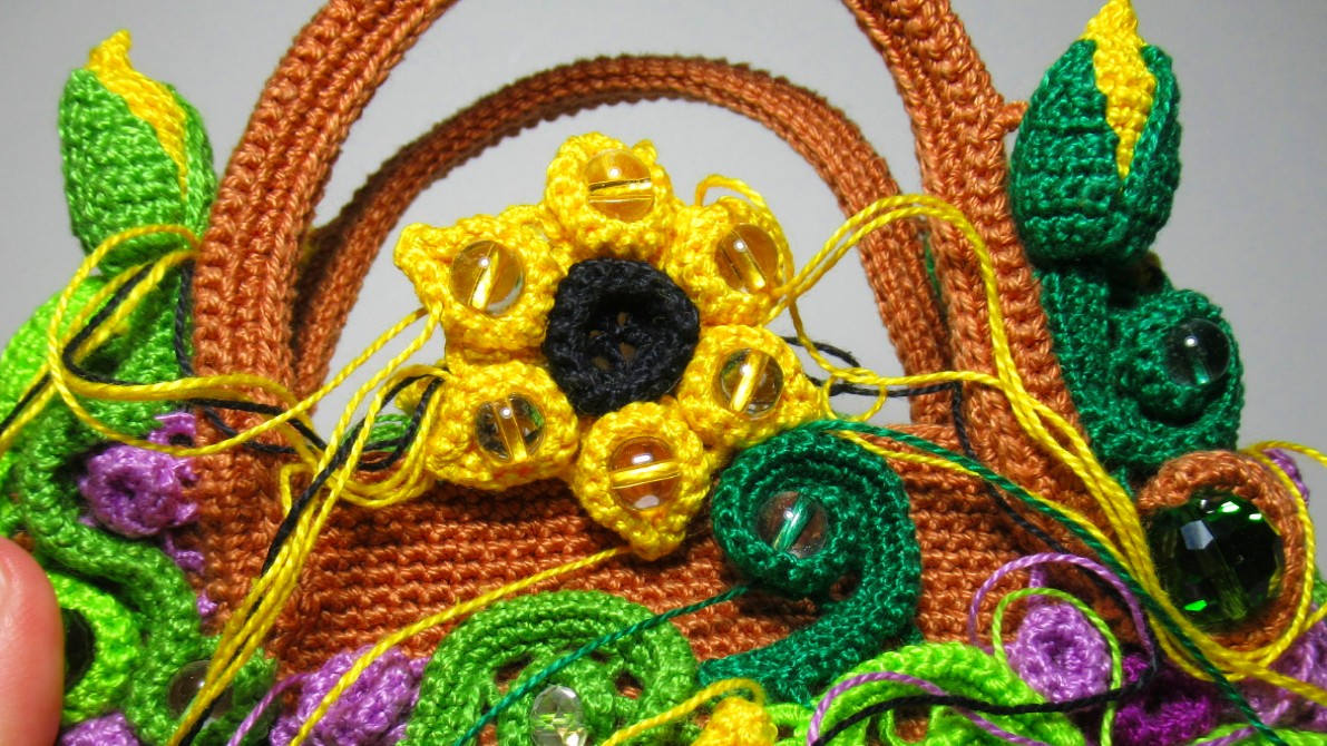 Закрепляю нижние лепестки цветка на застёжке к поверхности основы вязаной сумки смотреть онлайн