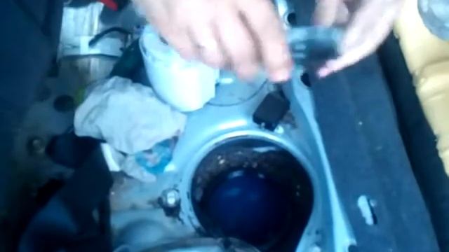 как залезть в бак Nissan Tiida смотреть онлайн