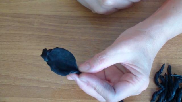 Фантазийный черный цветок из кожи. Fantasy black flower made of leather смотреть онлайн