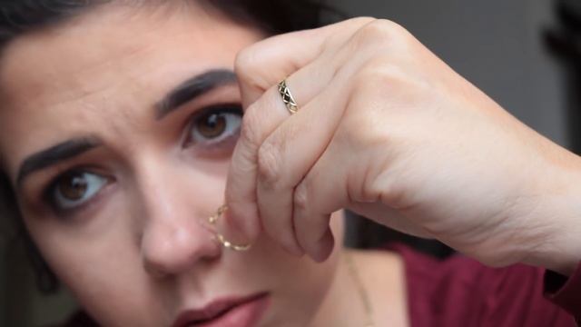 HOW TO PUT IN A HOOP NOSE RING + HELPFUL TRICK! смотреть онлайн