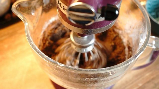 Saftiger Schokoladenkuchen mit kleiner Überraschung ! #osterkuchen#schokoladenkuchen смотреть онлайн