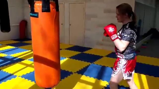 Удар мидл-кик в тайском боксе смотреть онлайн