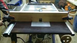 Простейший паралельный упор для фрезерного стола на скорую руку.