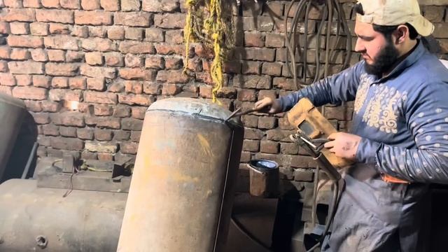 See How do Ship Breaker Break up ships and make thousands of air compressors with minimum Tools смотреть онлайн