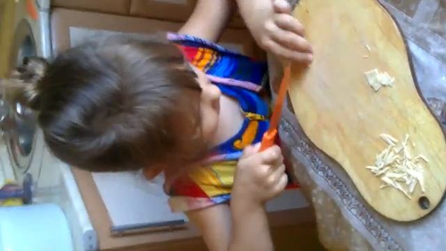 Настенка режет лапшу=))))))) смотреть онлайн