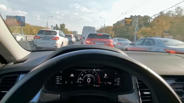 Работа адаптивного круиза Skoda Kodiaq в пробке смотреть онлайн