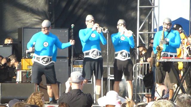 The Aquabats w/Travis Barker - Powered Milk Man - BACK TO THE BEACH FEST смотреть онлайн