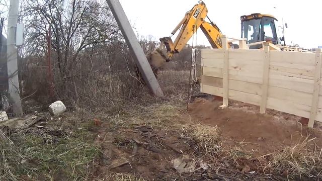 Трактором засыпаем опалубку ленточного фундамента. #694 смотреть онлайн