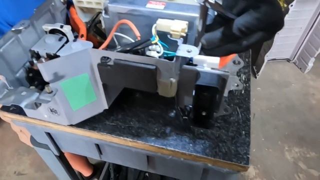 Removal of Hybrid Battery Pack from Toyota Prius Gen 2 (2004-2009) смотреть онлайн