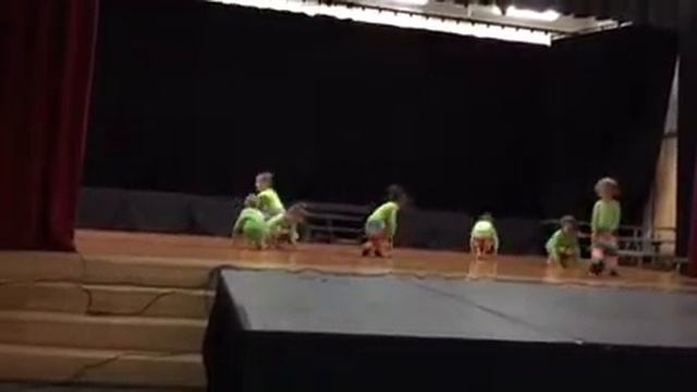 Танец лягушат - детсадик заключительный коцерт смотреть онлайн