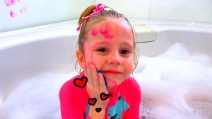 Настя и песенка про ванную с игрушками