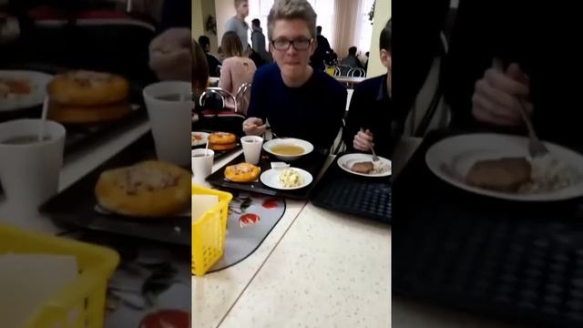 Как правильно есть суп в колледже?