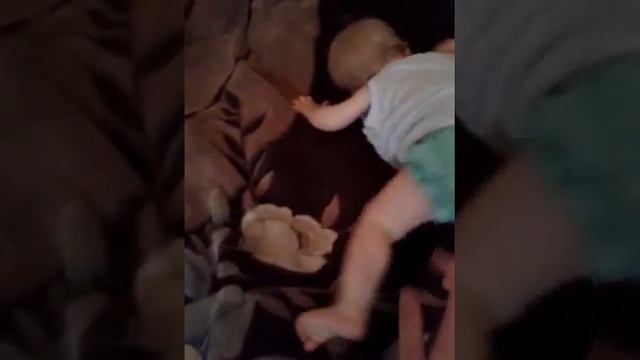 Научилась слезать с дивана! смотреть онлайн