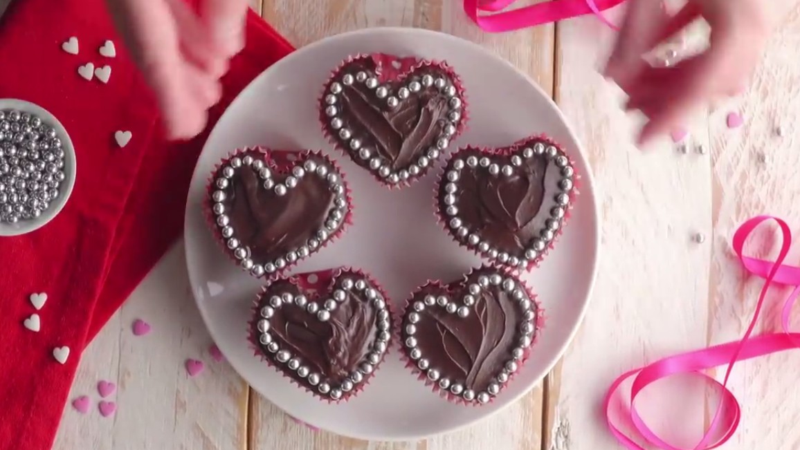 Кексы сердечки. Любимой на 8 марта. очень простой рецепт. Справится даже мужчина) смотреть онлайн