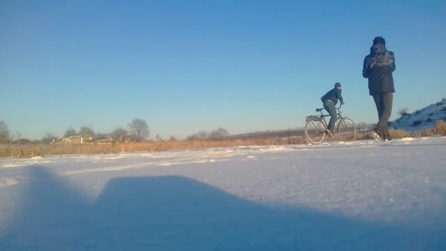 Дрифт на ЛЬДУ//Зимний ДРИФТ с Велосипедом// тянет Санку смотреть онлайн