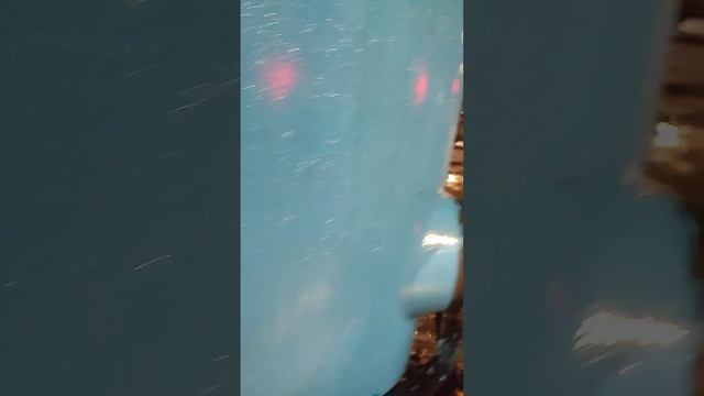 трамваи два стоящих рядом! голубой и зеленый. two trams standing next to each other! blue and gree смотреть онлайн