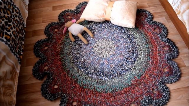 Вязаный круглый коврик из остатков пряжи смотреть онлайн