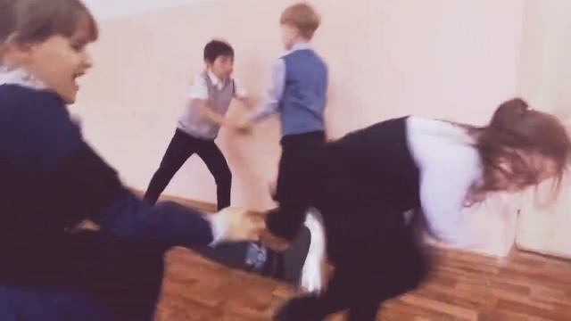 Борьба пацанов и девочек смотреть онлайн