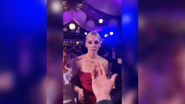 «Юбилей удался»: Нонна Гришаева в белом платье с рукавами-фонариками повеселилась на юбилее Галкина смотреть онлайн