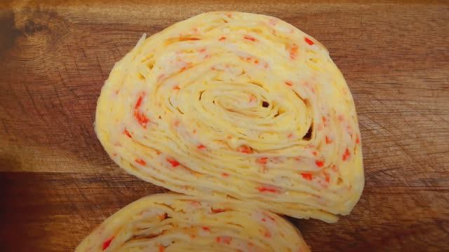 Этот рулет съедят первым со стола. Вкусный и быстрый рецепт с крабовыми палочками и сыром смотреть онлайн