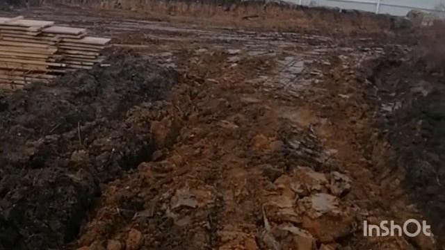 Ровняем пятно застройки. Подготовка под фундамент. Мини экскаватор копает под ленточный фундамент. смотреть онлайн