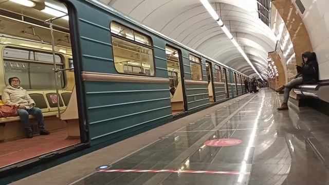 Метро Москвы!!! Поезд приезжает на новую станцию Московского метрополитена Окружная смотреть онлайн