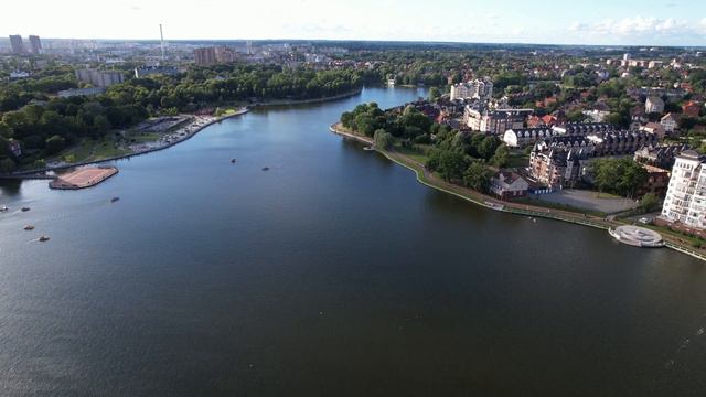 Нижнее озеро( Шлосстайх ''замковый пруд'' 1256 год ) Верхнее озеро (Обертайх создано 1270 ) смотреть онлайн