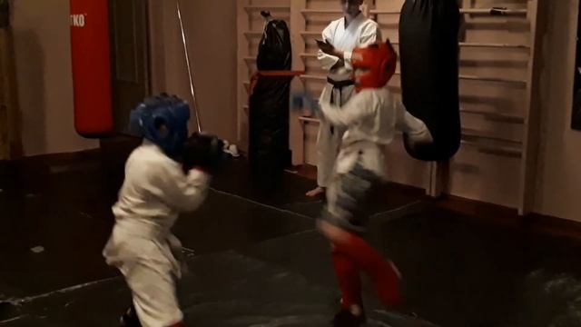 Тренировка рукопашный бой. Спаринг. Марк (красный , 7лет), Игорь 8 лет. смотреть онлайн