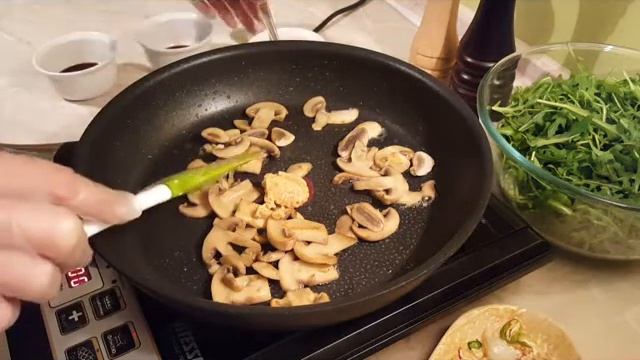 Тёплый салат из рукколы с куриной печенью. смотреть онлайн