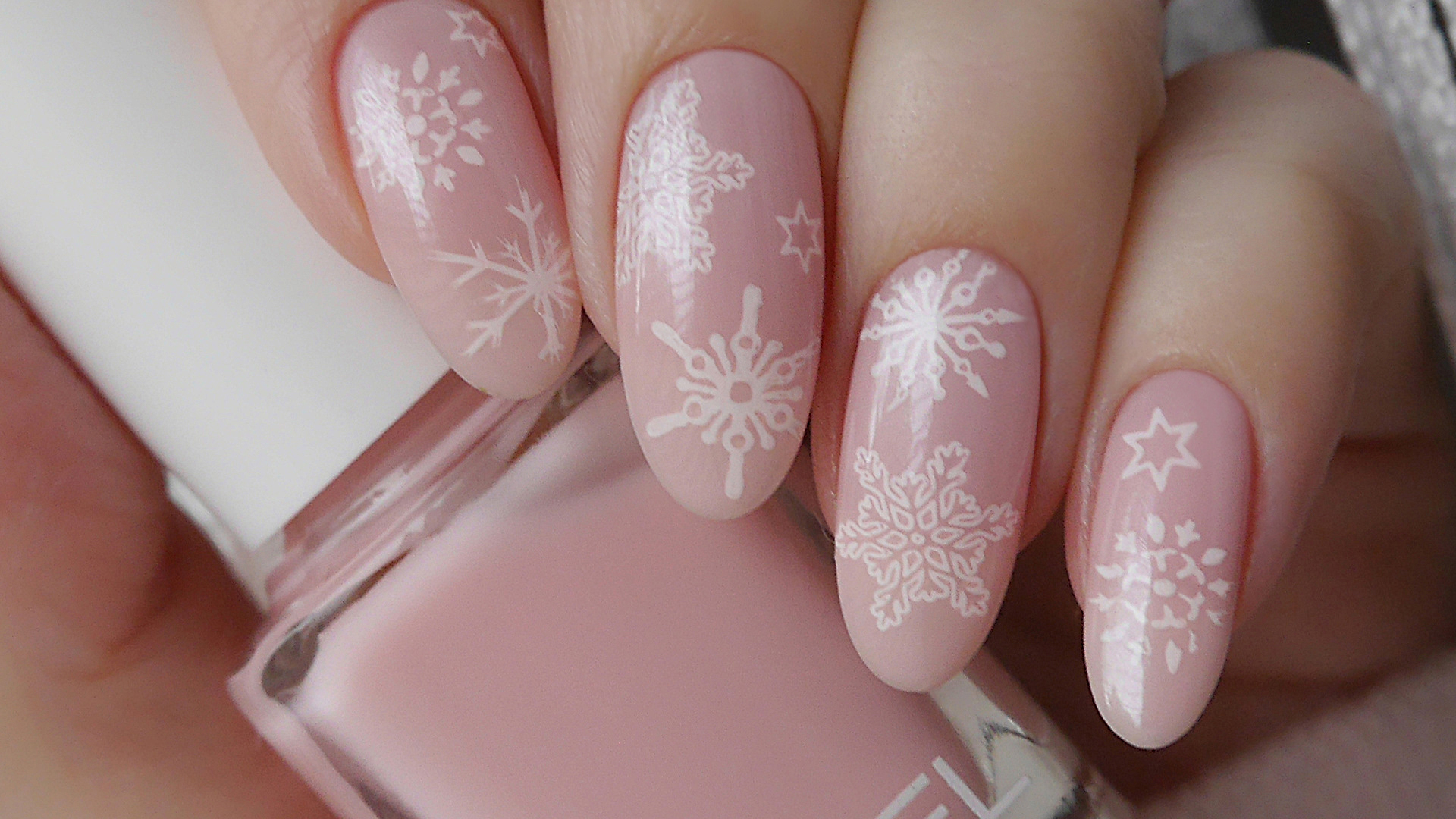 Нежный маникюр со снежинками, стемпинг дизайн (обычный лак)
